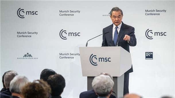 Chinas oberster Außenpolitiker Wang Yi kündigt auf der Münchner Sicherheitskonferenz eine Friedensinitiative für die Ukraine an.