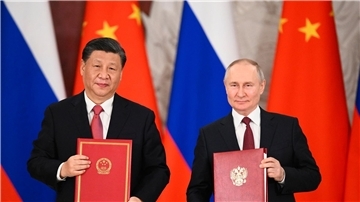 Chinas Präsident Xi Jinping und sein russischer Amtskollege Wladimir Putin zeigen während einer Unterzeichnungszeremonie Mappen mit den neuen Abkommen.