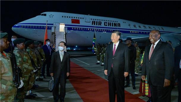 Chinas Präsident Xi Jinping wird von Südafrikas Präsident Cyril Ramaphosa bei seiner Ankunft am OR Tambo International Airport in Johannesburg begrüßt.
