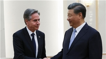 Chinas Staats- und Parteichef Xi Jinping begrüßt US-Außenminister Antony Blinken.