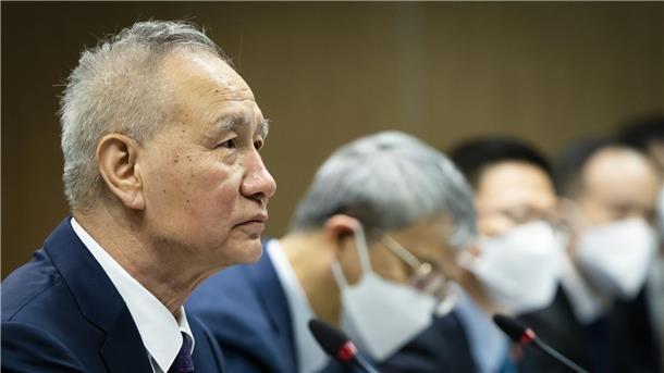 Chinas Vizepremier Liu He nimmt an einem  Treffen teil.