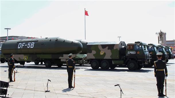 Chinesische Atomraketen Raketen des Typs Dongfeng-5B werden während einer Militärparade in Peking präsentiert (Archivbild).