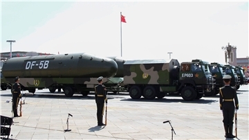 Chinesische Atomraketen Raketen des Typs Dongfeng-5B werden während einer Militärparade in Peking präsentiert (Archivbild).