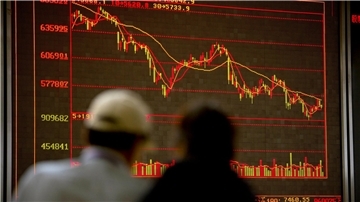 Chinesische Investoren beobachten die Aktienkurse in einem Brokerhaus in Peking.