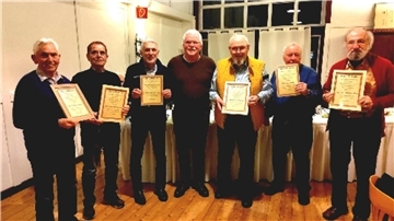 Chor-Chef Enno Rennies (Mitte) zeichnete Reinhardt Schmitt, Christoph Tatzen, Heinz Goretzki, Heinrich Janssen, Arno Plagge und Wolfgang Elsen (von links) aus.