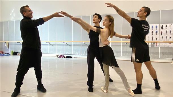 Letzter Feinschliff im Ballettsaal in den Proben zur Premiere des "Nussknacker" am Stadttheater Bremerhaven: Choreograf Alfonso Palencia korrigiert noch die Haltung im Pas-de-trois von "Clara" Kiko Niguchi, dem "Nussknacker-Prinzen" Kuang-Yung Chao und "Magier Drosselmeier" Marco Marongiu.