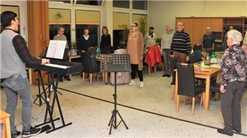 Chorleiter Daniel Kim spielt auf dem neuen E-Piano des Mehrgenerationenhauses die Melodie für den Mehrgenerationenchor vor. Das Piano wurde mit Stiftung der Kulturstiftung Wesermarsch angeschafft.