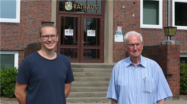 Chris Schellstede und Kurt Winterboer vor dem Rathaus in Nordenham.