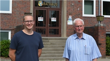 Chris Schellstede und Kurt Winterboer vor dem Rathaus in Nordenham.
