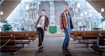 Chris Schlicht (rechts) und Max Bode posieren auf ihren Skateboards in der Kirche.