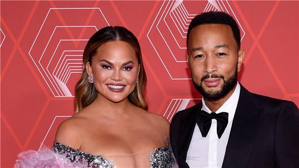 Chrissy Teigen und John Legend stellen Töchterchen vor Chrissy Teigen und John Legend freuen sich über die kleine Esti Maxine Stephens.
