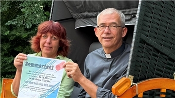 Ein Mann und eine Frau sitzen in einem Strandkorb.