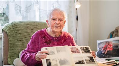 Christa Tafel (93) blickt mit Stolz auf ihr langes Leben in Bremerhaven zurück: Seit ihrem Einzug 1954, also vor 70 Jahren - wohnt die Seniorin im gleichen Nachkriegs-Wohnblock, den einst die „Neue Heimat“ errichtet hatte und der von der heutigen Gewoba immer zeitgemäß saniert worden ist.