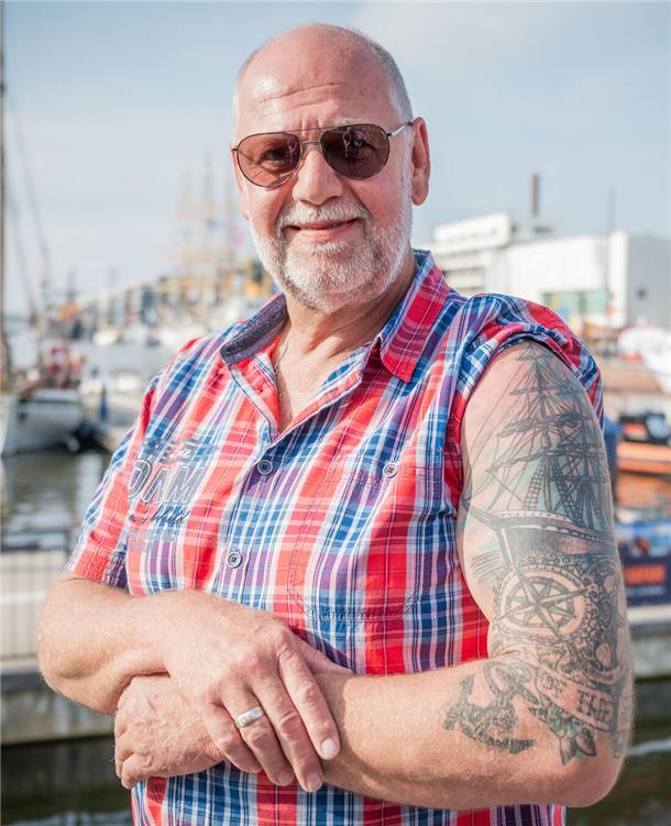 Maritime Tage in Bremerhaven: Das sind die coolsten Tattoos auf dem Fest (Fotos) Christian aus Salzburg in Österreich macht im Norden Urlaub und segelt in seiner Freizeit, das zeigt auch sein 14 Jahre altes Tattoo mit Segelboot-Motiv.