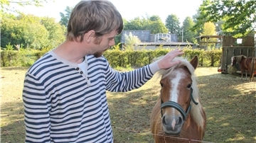 Ein Mann mit einem Pony.