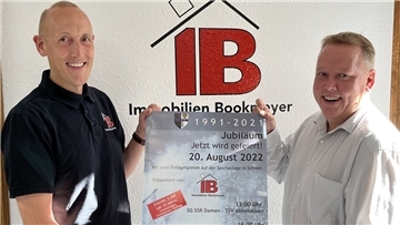 Christian Bookmeyer und Lars Padeken stellen Plakat vor.