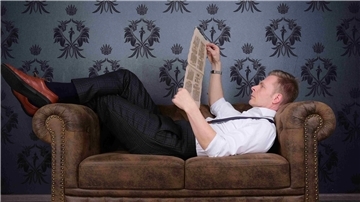 Christian Brandes liegt auf dem Sofa. 