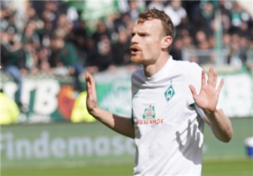 Fußball: 2. Bundesliga, 29. Spieltag, FC St. Pauli - Werder Bremen, im Millerntor-Stadion. Schiedsrichter Florian Badstübner (l) verwarnt Bremens Christian Groß