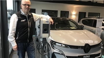 Mann vor E-Auto