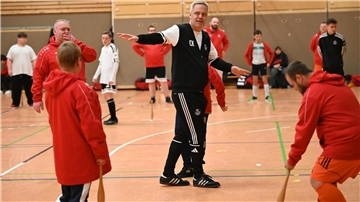Fußballer in der Halle beim Training.