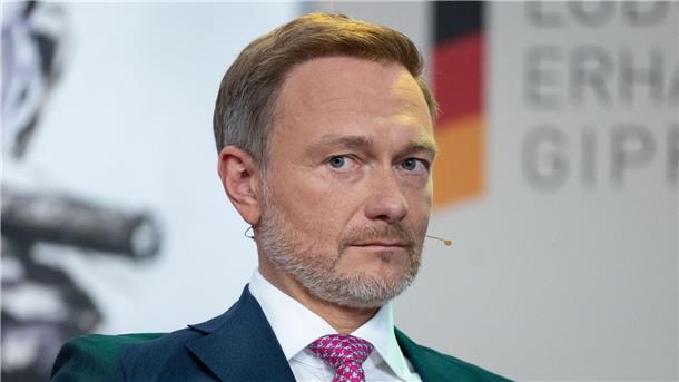 Christian Lindner (FDP), Bundesminister der Finanzen, schaut in die Kamera.