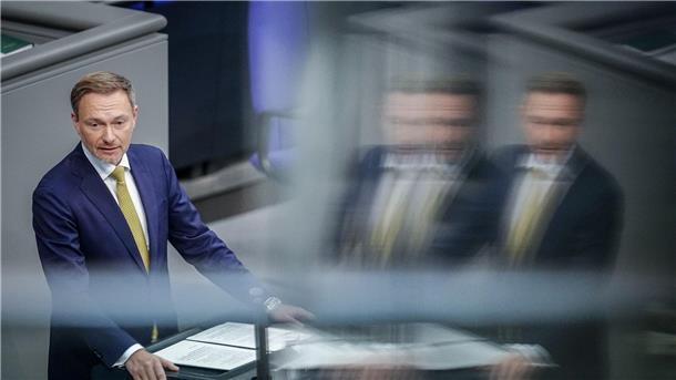 Lindner: Im Haushalt umschichten statt neuer Schulden Christian Lindner (FDP) spricht im Plenum des Bundestags zum geplanten Nachtragshaushalt.