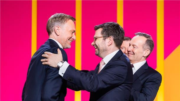 Lindner als FDP-Vorsitzender wiedergewählt Christian Lindner (l-r) wird von Marco Buschmann und Volker Wissing zur Wiederwahl beglückwünscht.