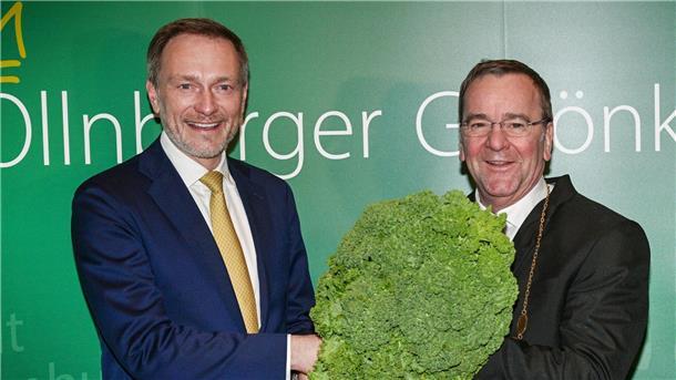Oldenburger Kohlkönig: Lindner tritt ab, Pistorius übernimmt Christian Lindner (l) übergibt dem neuen Oldenburger Grünkohlkönig Boris Pistorius mit einer Grünkohlpflanze sein Ehrenamt.