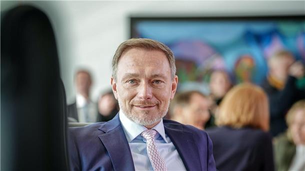 Bürgergeld: Lindner erwartet Nullrunde für 2025 Christian Lindner plant, die beim Bürgergeld „überproportionale Erhöhung wieder einzuarbeiten.“
