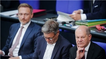 Christian Lindner, Robert Habeck und Bundeskanzler Olaf Scholz im Bundestag.