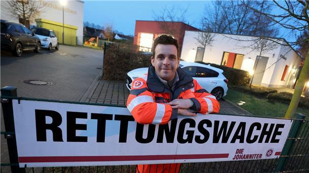 Christian Manshen beginnt seine 12-Stunden-Schicht in der Rettungswache.