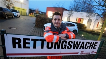 Christian Manshen beginnt seine 12-Stunden-Schicht in der Rettungswache.