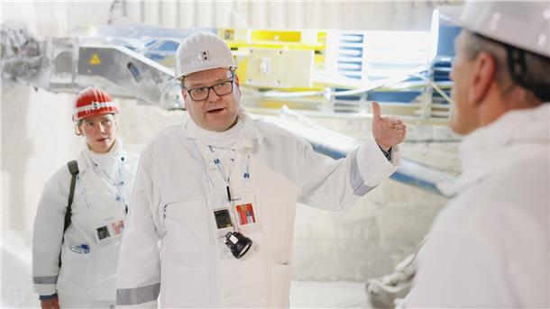 Umweltminister fordert faire Prüfung für Asse-Zwischenlager Christian Meyer (Bündnis 90/Die Grünen), Minister für Umwelt, Energie und Klimaschutz in Niedersachsen, steht in der Schachtanlage Asse II. Meyer besuchte das Atommülllager Asse bei Remlingen um sich über den Stand der Rückholung von Atommüll zu informieren.