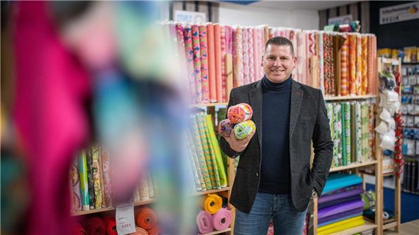 Christian Ramrath vertreibt im Wogatex Textil-Outlet verschiedene Textilprodukte und Kurzwaren.
