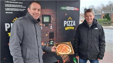 Christian Schwabe (l.) und Torsten Heitland haben einen Pizza-Automaten an der Bahnhofstraße in Stubben aufgestellt. 