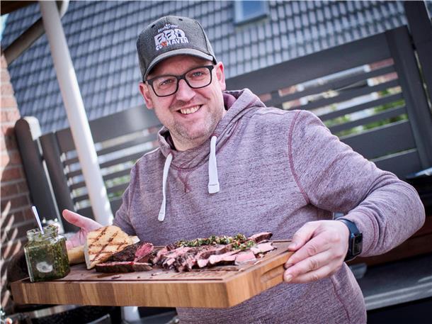 Simpel und saftig: Der „Deichgriller“ verrät sein perfektes Steak-Rezept Christian Schwarz aus Cuxhaven hat seine Leidenschaft zum Zweitjob gemacht. Als „Deichgriller“ zeigt er seinen Followern auf Instagram und TikTok, wie man Grillgerichte zubereitet.
