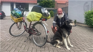 Ein Fahrrad, ein Mann, ein Hund.