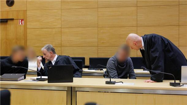 Tödliche „Spaßfahrt“ - Bewährungsstrafe für Motorradfahrer Christian Thüner (2.v.l) und Jerrit Schöll (r), die Verteidiger der Angeklagten, sprechen mit ihren Mandanten in einem Saal des Landgericht Bielefeld zum Auftakt im Prozess um ein illegales Motorradrennen mit Todesfolge.