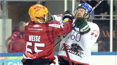 Christian Wejse (links) verlor bei einem Fight mit Mick Köhler seinen Gitterhelm. In der Folge kam es zu einer größeren Rangelei, denn seine Mitspieler wollten Wejse wegen seiner verletzten Nase schützen.
