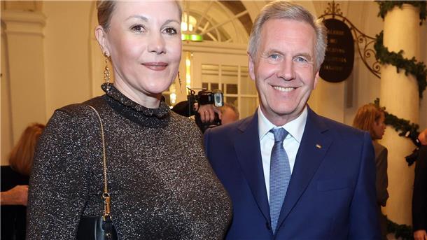 Zurück zum Glück in der On-Off-Beziehung der Wulffs Christian Wulff, ehemaliger Bundespräsident, steht mit seiner Frau Bettina Wulff bei der Geburtstagsfeier für Musikproduzent Mandoki.