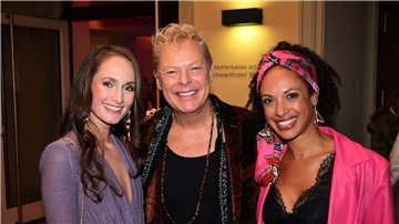 Christin Fahrenkrog-Petersen (l-r),  Komponist Uwe Fahrenkrog-Petersen und Schauspielerin Dionne Wudu bei der Deutschlandpremiere in München.