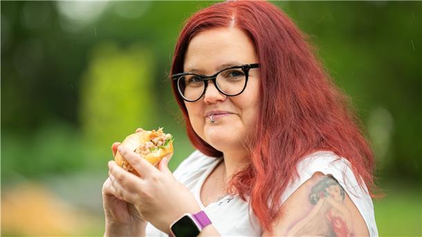 Christin Klever, Maschinenbauerin und Erfinderin einer neuen Krabbenpultechnik mit Ultraschall, steht mit einem Krabbenbrötchen in der Hand vor der Kamera. 