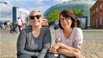Christina Klöpper (rechts) und ihre Tochter Carla vor dem Klimahaus in Bremerhaven.