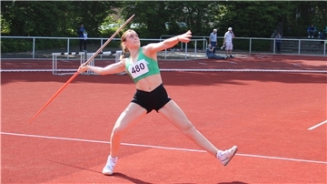 Christina Lahrs (TSV Wehdel) warf in Zeven den Speer 49,76 Meter weit.