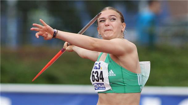 Christina Lahrs vom TSV Wehdel holte bei den deutschen Meisterschaften in Rostock mit 52,08 Metern die Goldmedaille im Speerwurf.