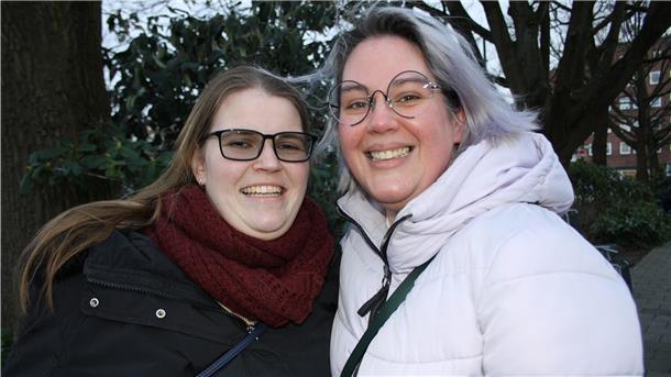 Christina (links) und Nina Morgenroth (rechts) leiten gemeinsam mit ihrer Freundin Bianca die „Moppelmöwen“.