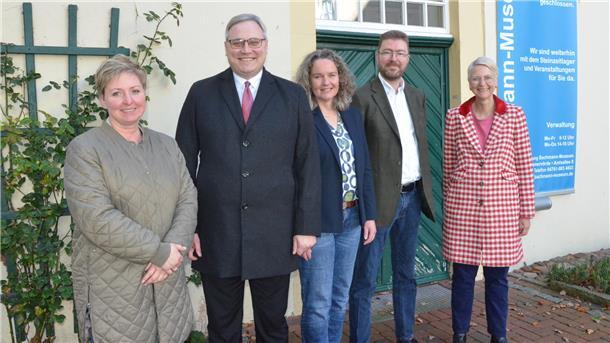 Christina Schultz (von links, Amtsleiterin Bauamt Landkreis), Landrat Marco Prietz, Ellen Horstrup (Leiterin Bachmann-Museum), Dr. Stefan Hesse (Vorsitzender Stiftung Bachmann-Museum und Kreisarchäologe) und Kreisrätin Dr. Silke Fricke arbeiten gemeinsam daran, das neue Zentraldepot des Bachmann-Museums zu verwirklichen.
