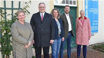 Christina Schultz (von links, Amtsleiterin Bauamt Landkreis), Landrat Marco Prietz, Ellen Horstrup (Leiterin Bachmann-Museum), Dr. Stefan Hesse (Vorsitzender Stiftung Bachmann-Museum und Kreisarchäologe) und Kreisrätin Dr. Silke Fricke arbeiten gemeinsam daran, das neue Zentraldepot des Bachmann-Museums zu verwirklichen.