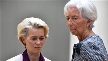 Christine Lagarde (r), Präsidentin der Europäischen Zentralbank, spricht mit Ursula von der Leyen, Präsidentin der Europäischen Kommission.