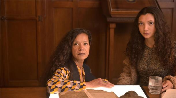 Neue Fälle für Amsterdamer Kommissar Van der Valk Christine Philips (Jaye Griffiths, l) und Zoe Waterman (Tara Hetharia) in einer Szene des TV-Krimis „Kommissar Van der Valk - Erlösung in Amsterdam“.